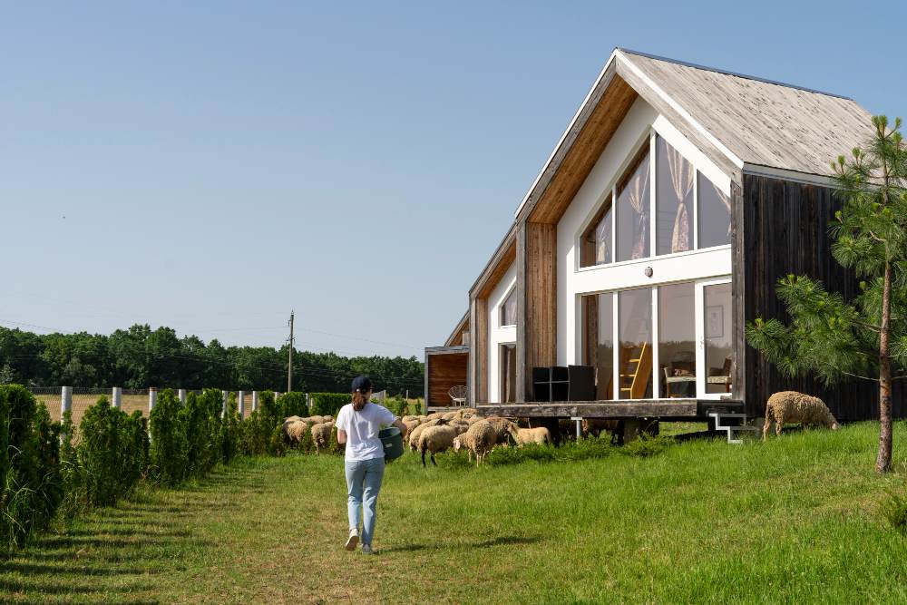 femme marchant dans le jardin de sa maison autonome